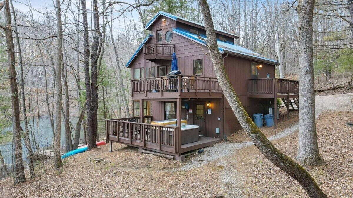 Rockbridge Cabin | The Lake House - Hot tub with Lake view!