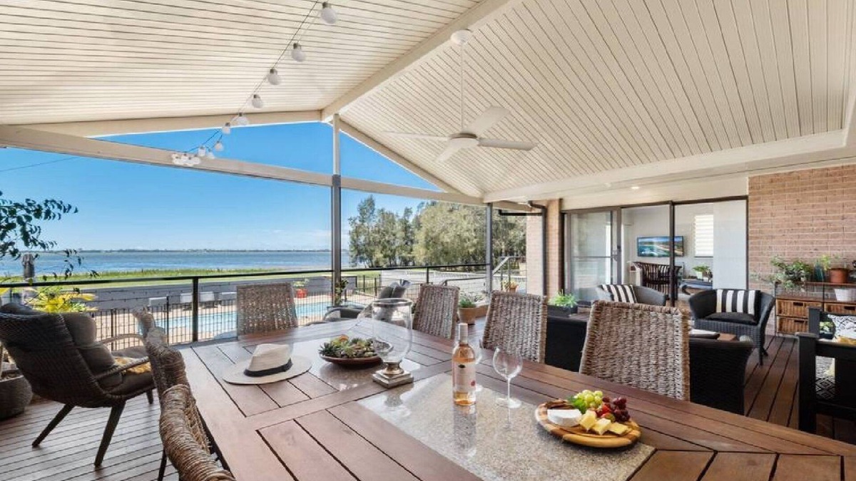 Berkeley Vale House | The Lake House - Luxury home with Pool.