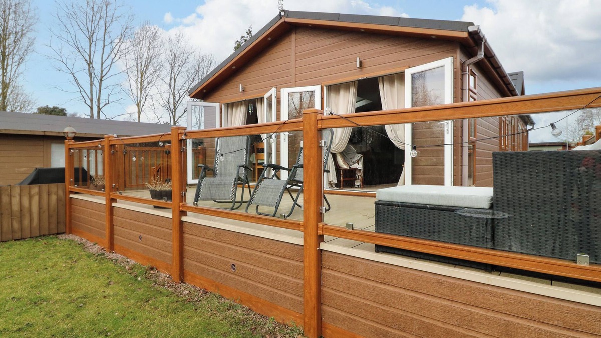 Grantham Cottage | THE LAKE HOUSE, pet friendly, character holiday cottage in Barkston