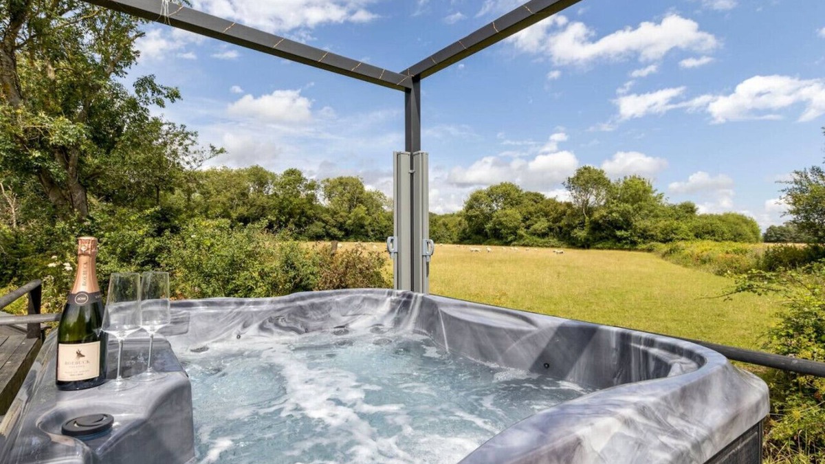 Ford Cabin | The Lake House - Private Hot Tub