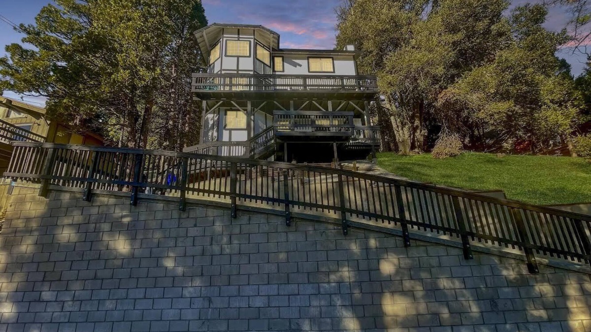Crestline House | The Lakeview Lodge - LAKE/CITY VIEW CLOSE TO SHOPS FULLY REMODELED