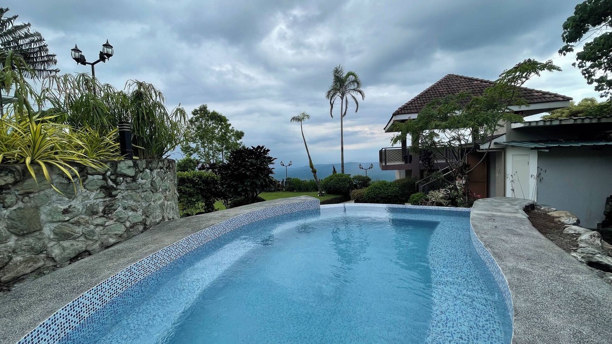 Tagaytay Hotel | The Lakeview Suites