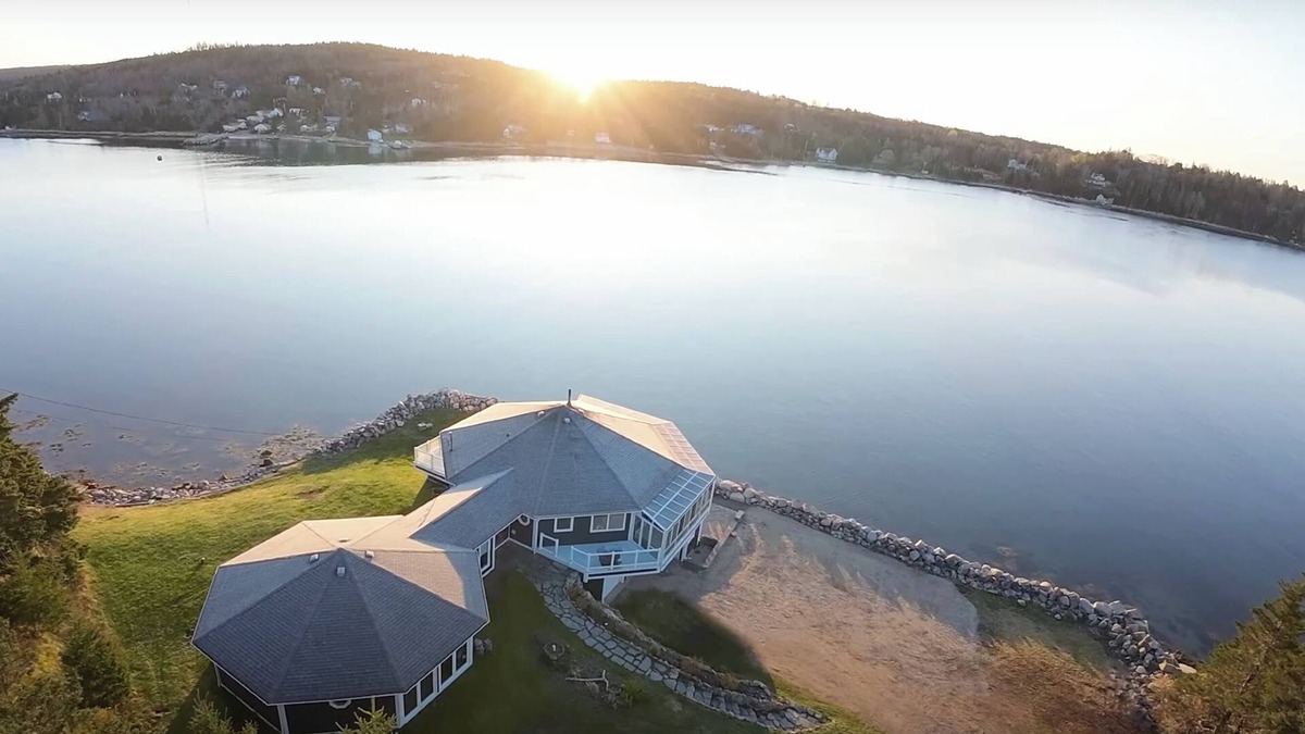 Ingramport House | The Land Yacht – Indoor Pool, Hot Tub, Solarium Lounge & Sublime Ocean Views