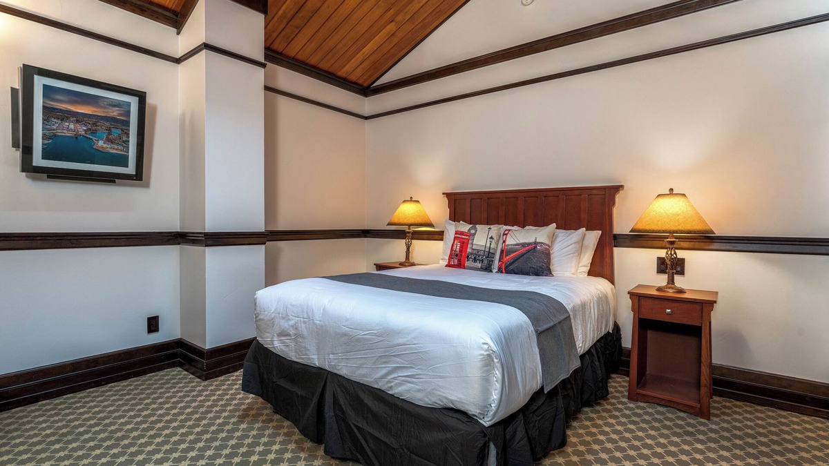 Chelan Condo | The Landing 206 Queen Suite with Jetted Tub