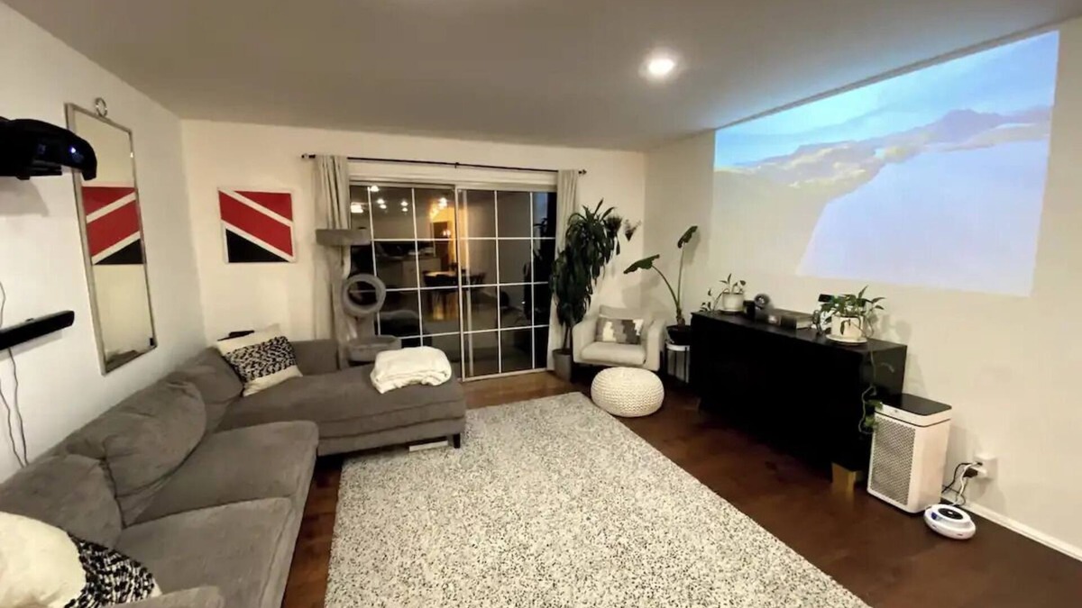 Hollywood Hills Condo | The Landing - Hollywood Hills Aptn3 min from Universal Studios and Walk of Fame