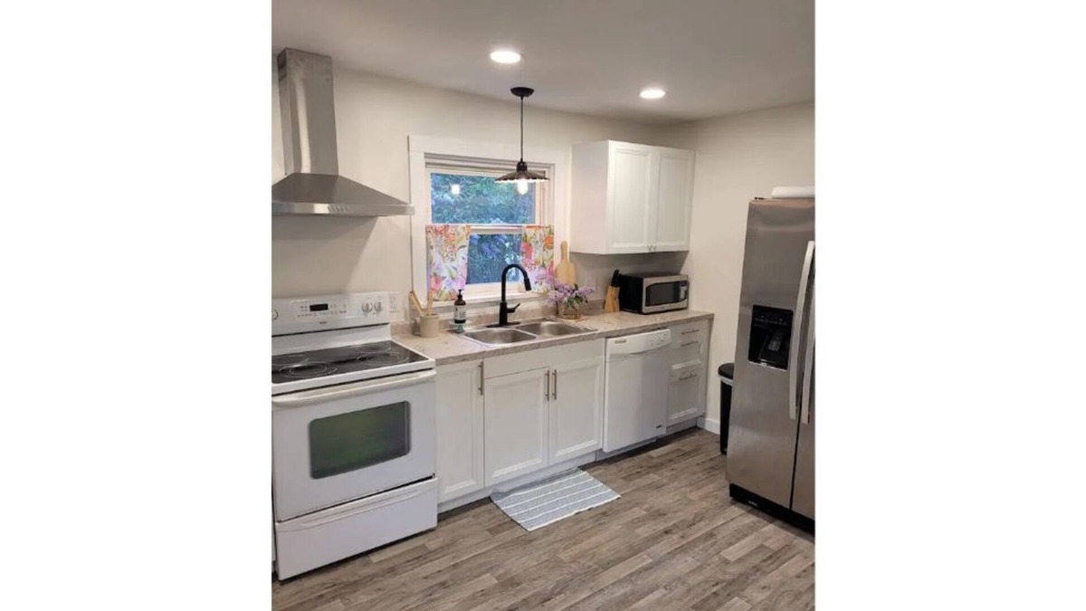 Laurium House | The Landing Spot / Cheerful & bright renovated 3 bdrm home