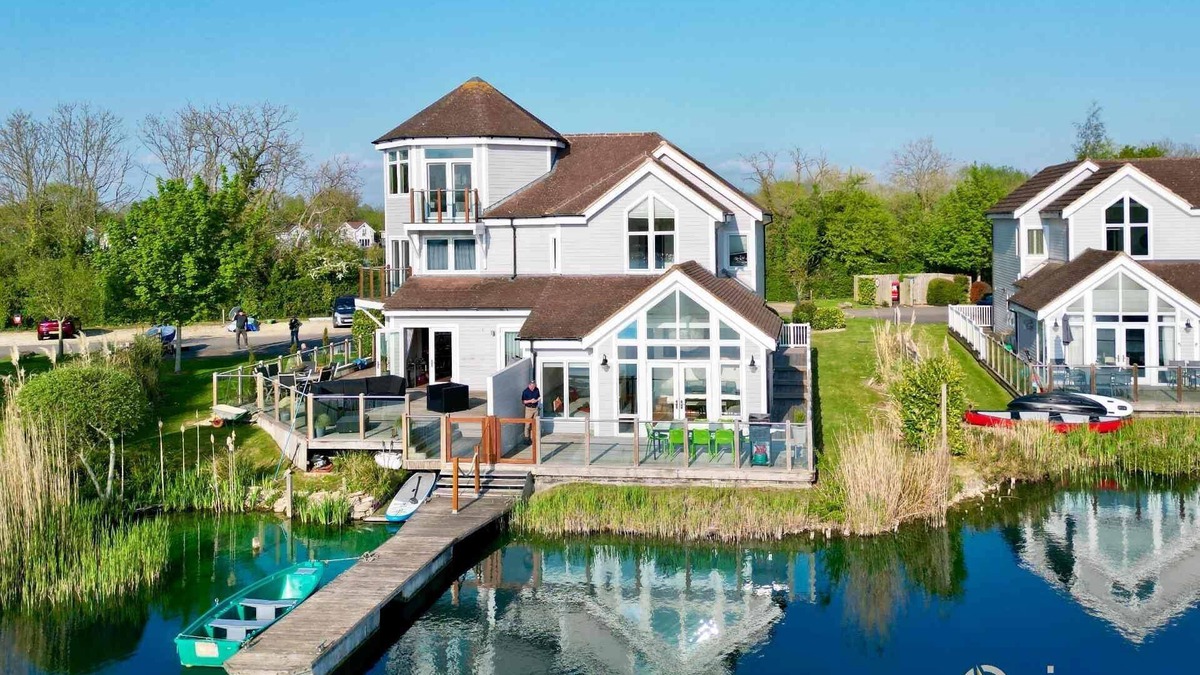 South Cerney House | The Landings 11, Water View (P)