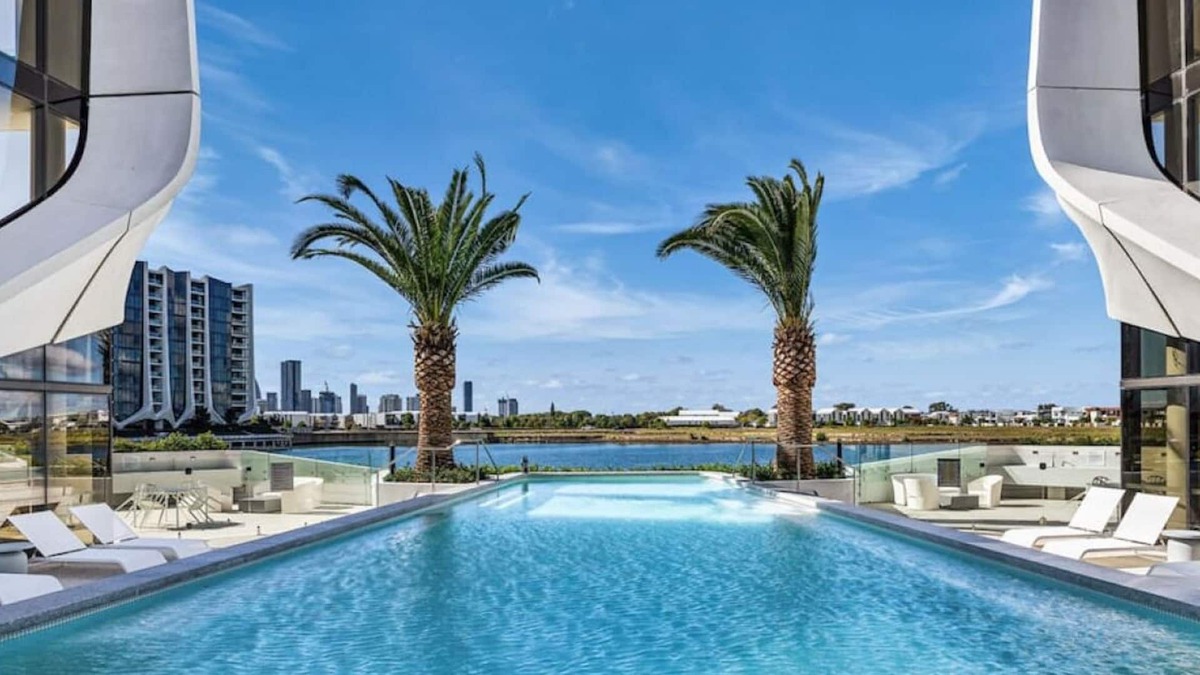 Mermaid Waters Apartment | The Lanes 4806 · Luxurious Waterfront Sub Penthouse