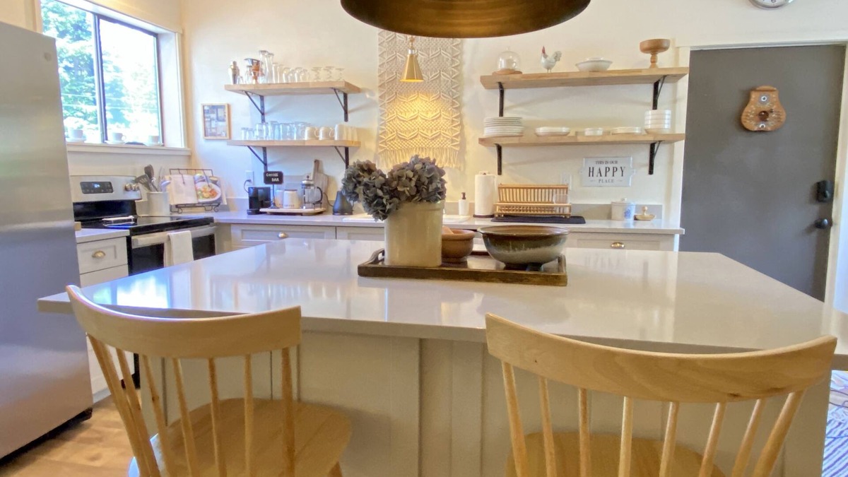 Langley House | The Langley Loft: Modern Barn + Close to Downtown + Hot Tub + Cozy Island Vibes