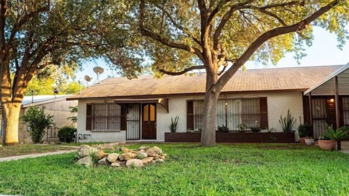 Eastern Division House | The Laredo Home - 3 bed home in a quiet and safe neighborhood