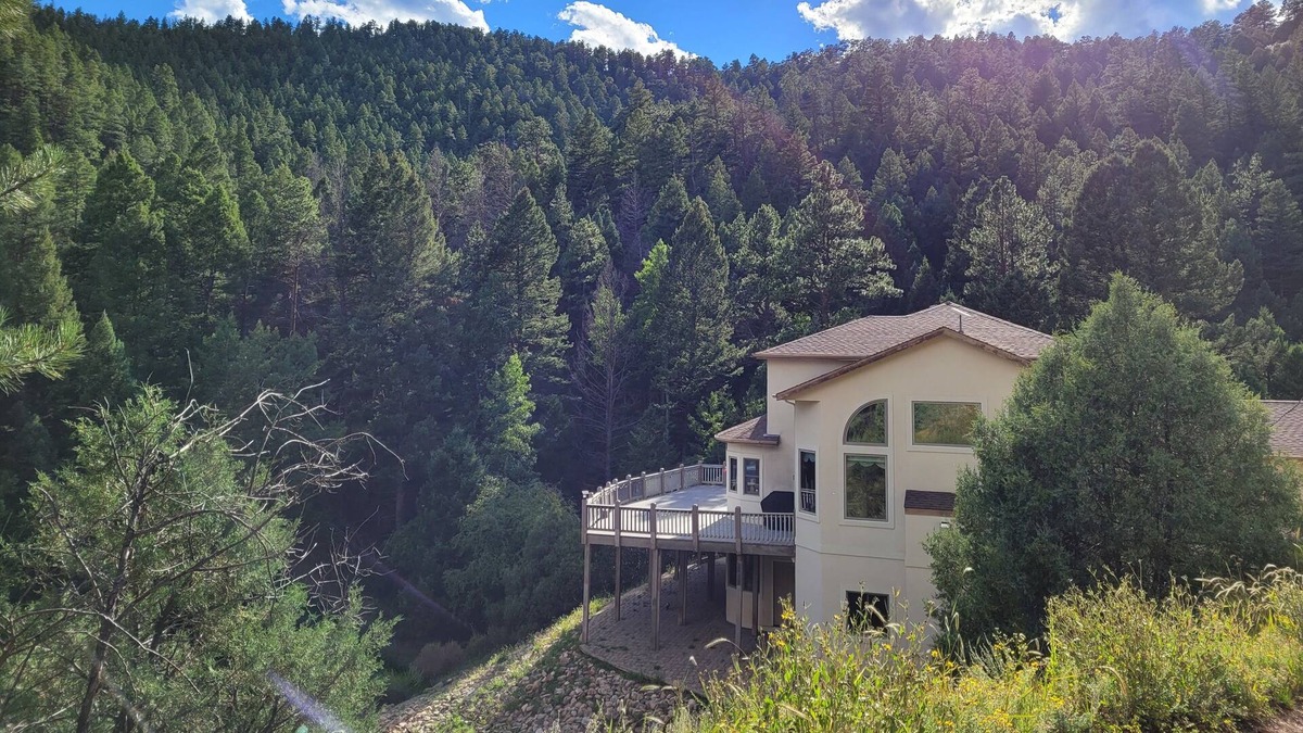 Richmond Hill Corridor House | The Last Resort Retreat: 14-acre, 3000 sq. ft. Mountain Home