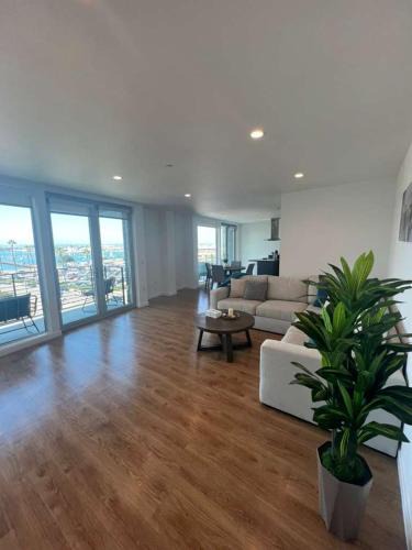 East Village Apartment | The Lavender Modern 2BR Downtown with Marina Views