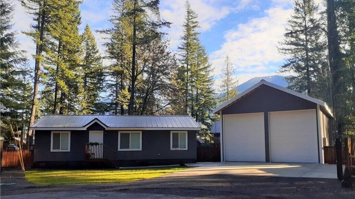 Packwood House | The Lazy B - Modern Cabin Tucked Among the Cedars. Mt. Ranier, White Pass.