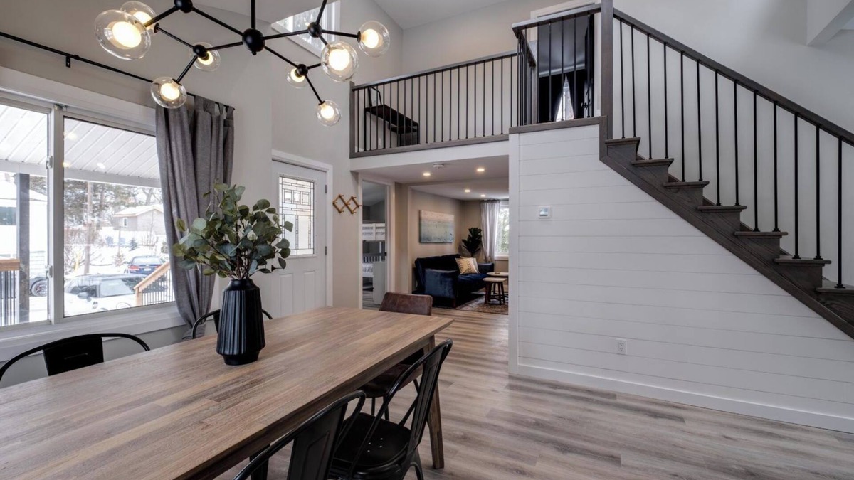 Grand Bend Cottage | The Lazy Bear Cottage in Grand Bend! Walking Distance to Beach + HOT TUB!