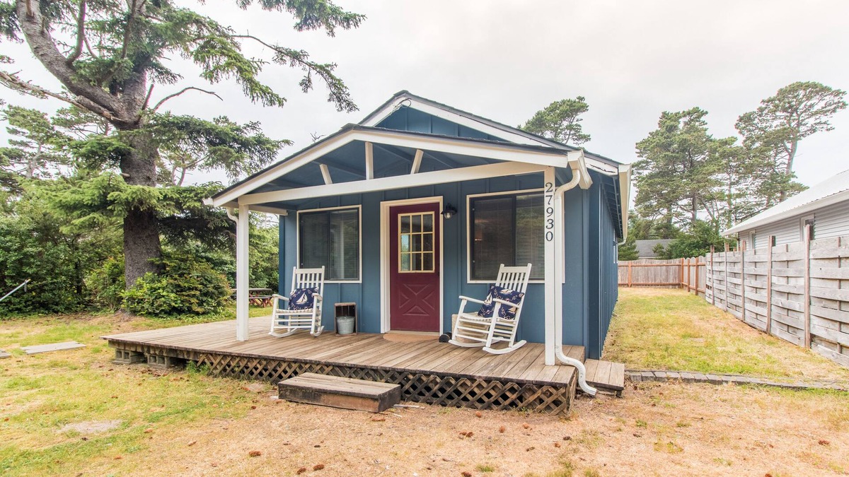 Tierra Del Mar House | The Lazy Dragon #147 - Cute classic cabin, walk to beach, fun back yard.