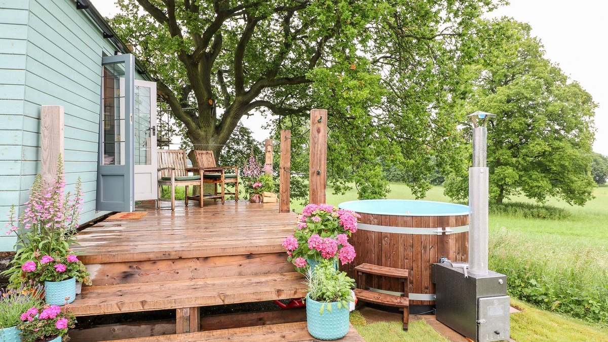 Rugeley Cottage | THE LAZY MARE BY THE WATER, romantic, with hot tub in Abbots Bromley