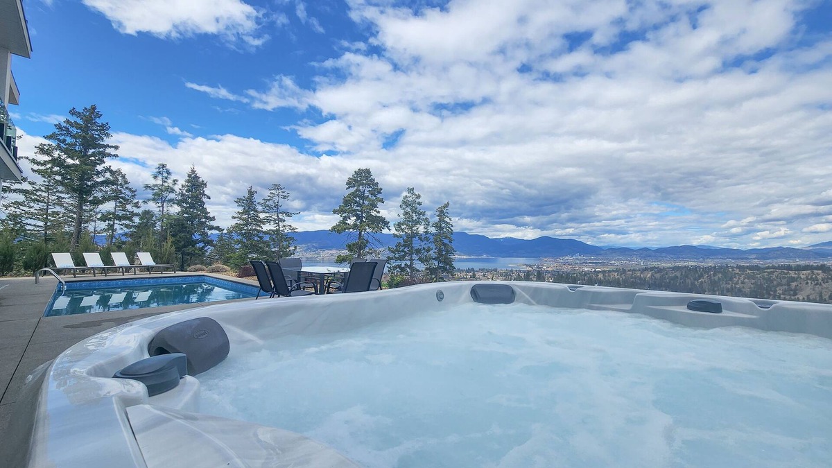 Southwest Mission House | THE LEDGE + 5 ENSUITES + POOL/HOT TUB + GYM + THEATRE