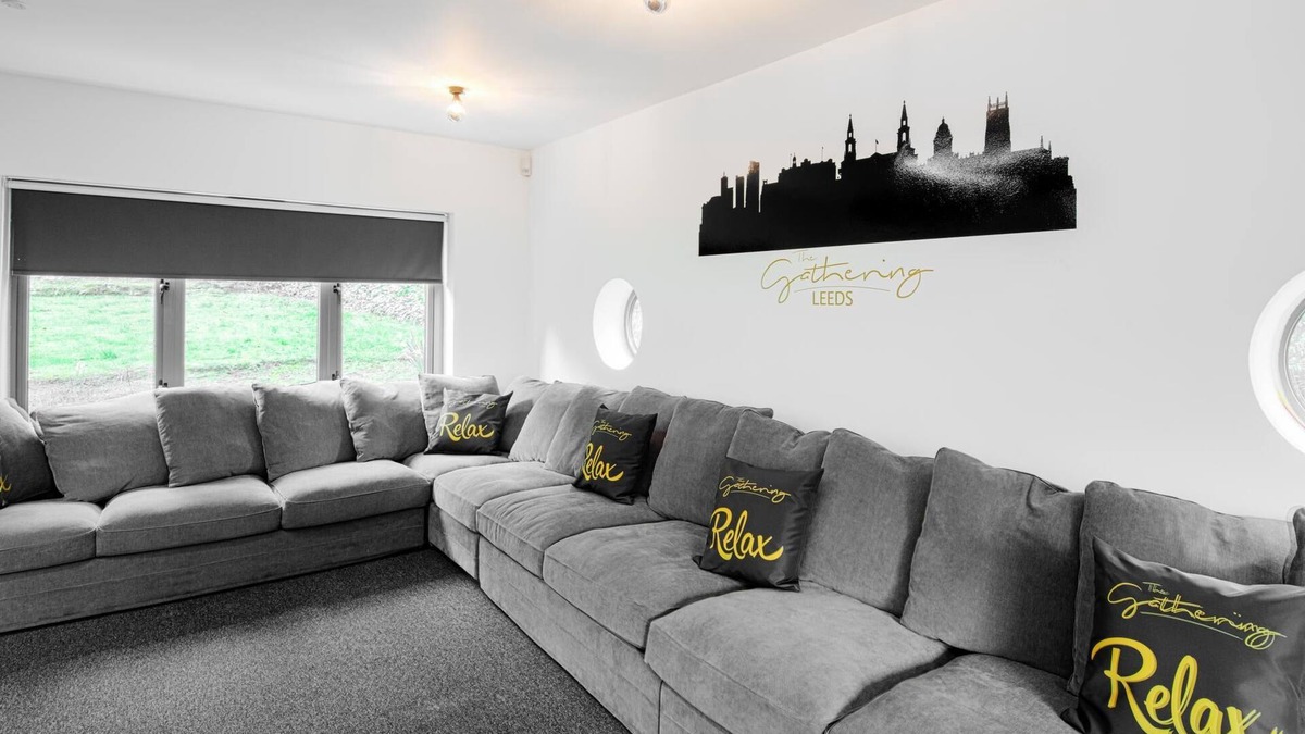 Headingley Apartment | The Leeds Gathering - Hot Tub - EV Charging