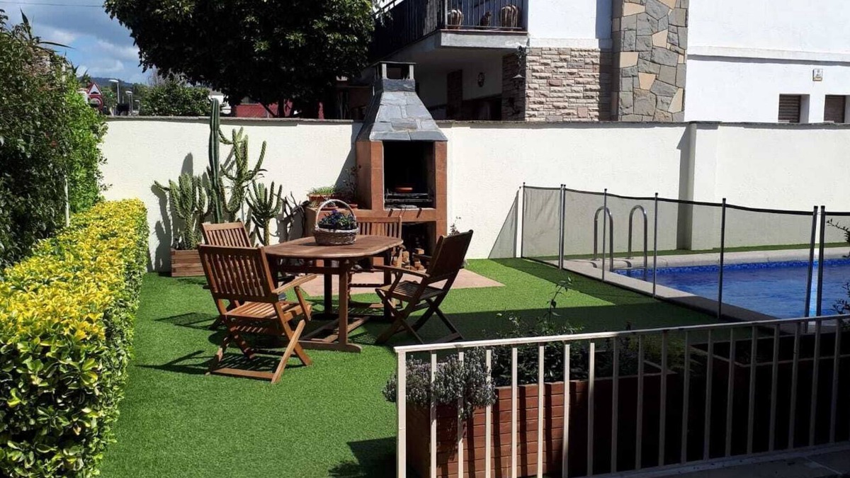 Premia de Dalt Ski Chalet | "The Lemon Tree Home" Villa with private pool and garden in Premià de Dalt