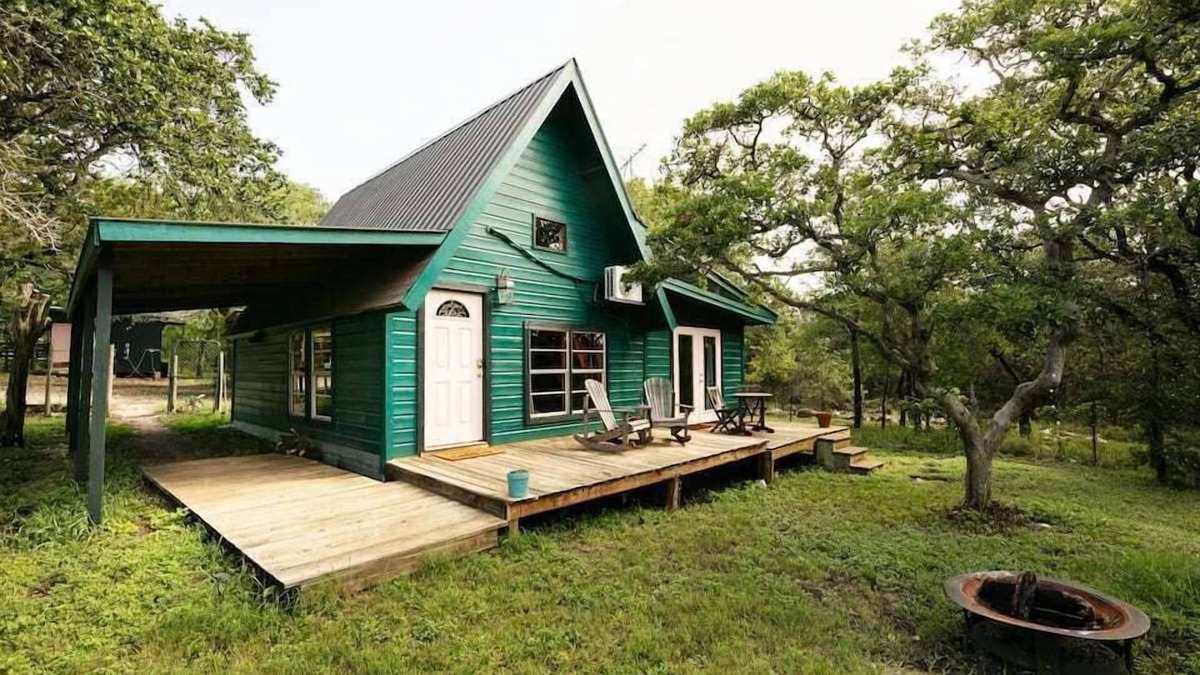 San Marcos Cottage | The Library - A Hill Country Cottage