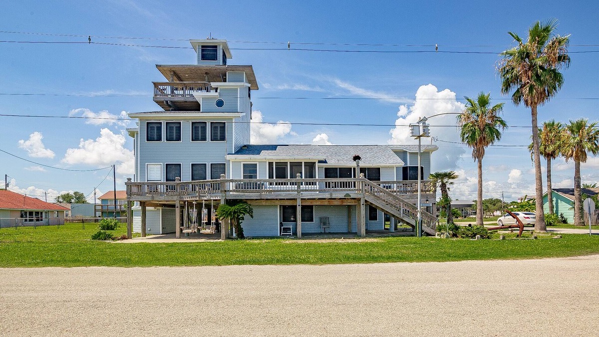 Port O Connor House | The Lighthouse - Beachfront - Perfect for Groups