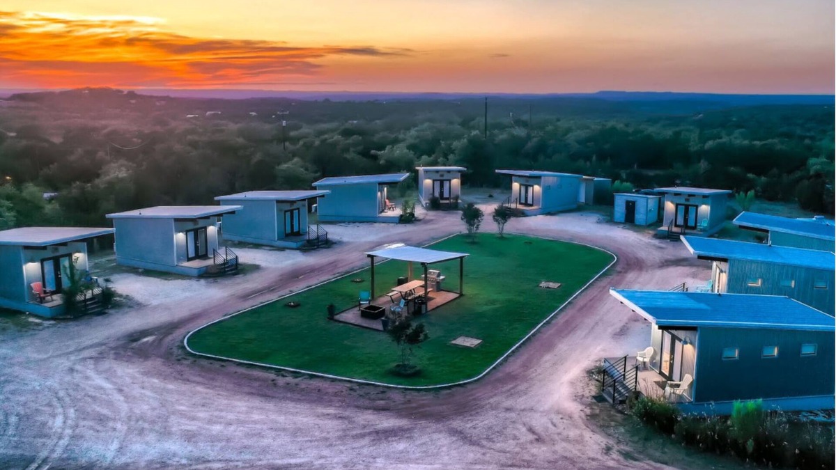 Dripping Springs Cottage | The Liney Moon - Horseshoe Cottage w/Pool, Firepits, Putting Green, & More!