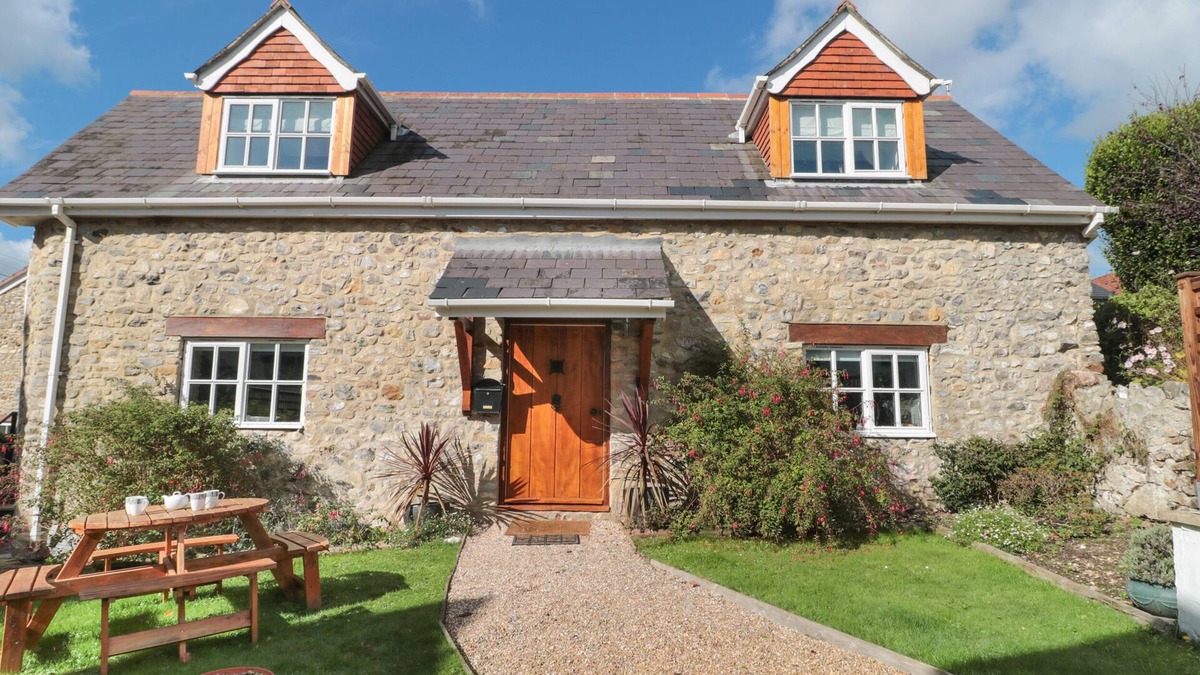 Chardstock Cottage | THE LINHAY, family friendly, with a garden in Chardstock, Devon