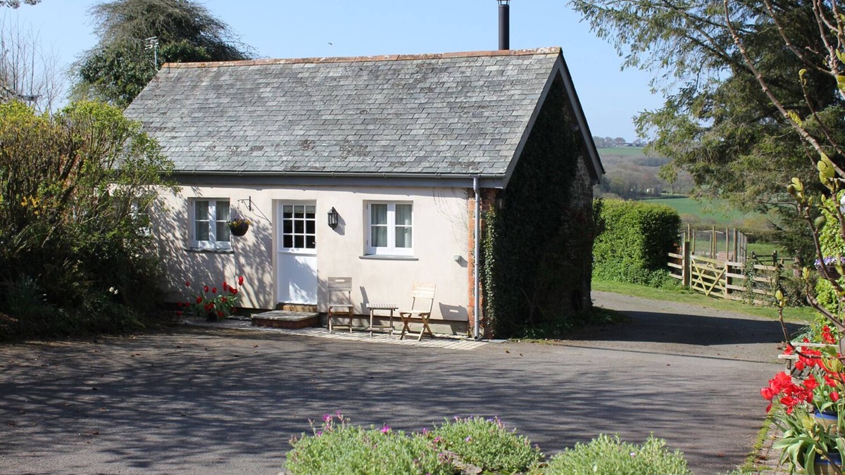 Littleham Cottage | THE LINNEY, pet friendly, with open fire in Littleham, North Devon