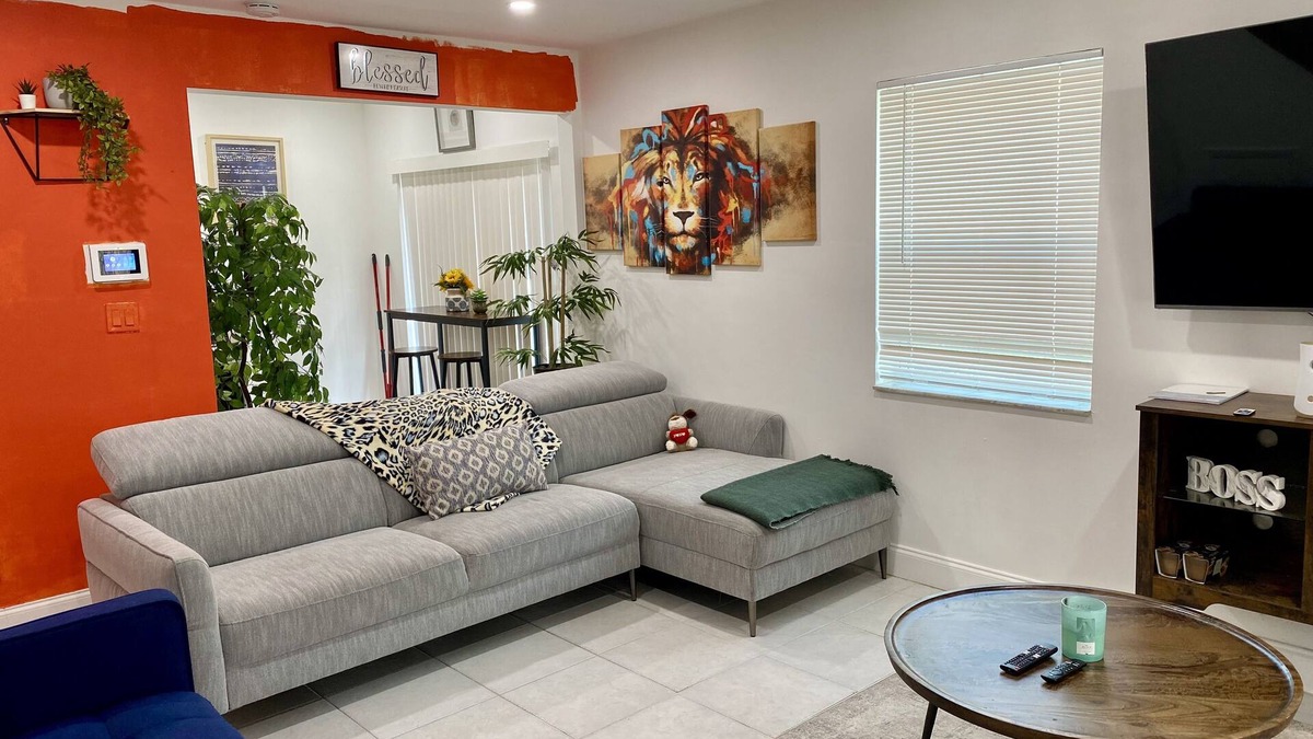 Margate House | "The Lions Den" Charming 2-bedroom townhome with AC and WiFi in peaceful Margate