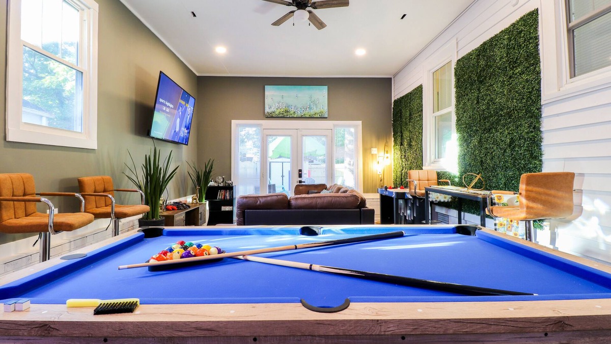 Greensboro Cottage | The lions den walk to coliseum/ 1 min to UNCG / 3 mins to Aquatic center