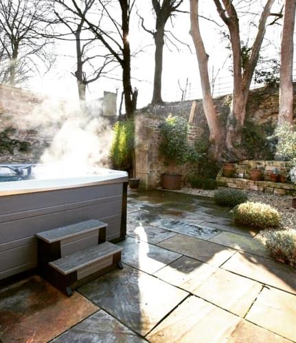 Bath Apartment | The Little Barn @ Bath With LARGE Hot Tub
