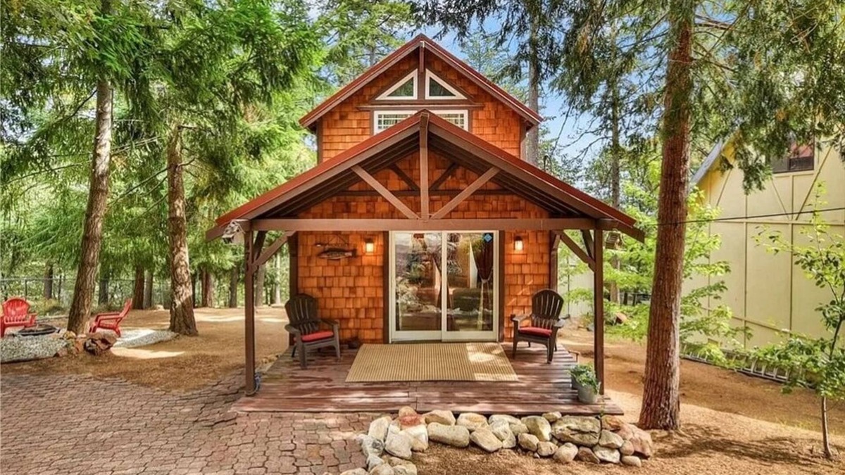 Cedarpines Park Cabin | The Little Bear Cabin - Tiny Romantic Cabin in the Woods!