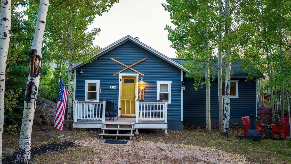 Grand Lake Cabin | The Little Blue Moose Hideaway - Pet Friendly Secluded Cabin -10 min to RMNP