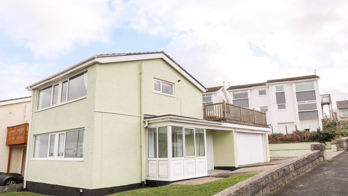 Rhosneigr Cottage | THE LITTLE DOLPHINS, pet friendly, with a garden in Rhosneigr