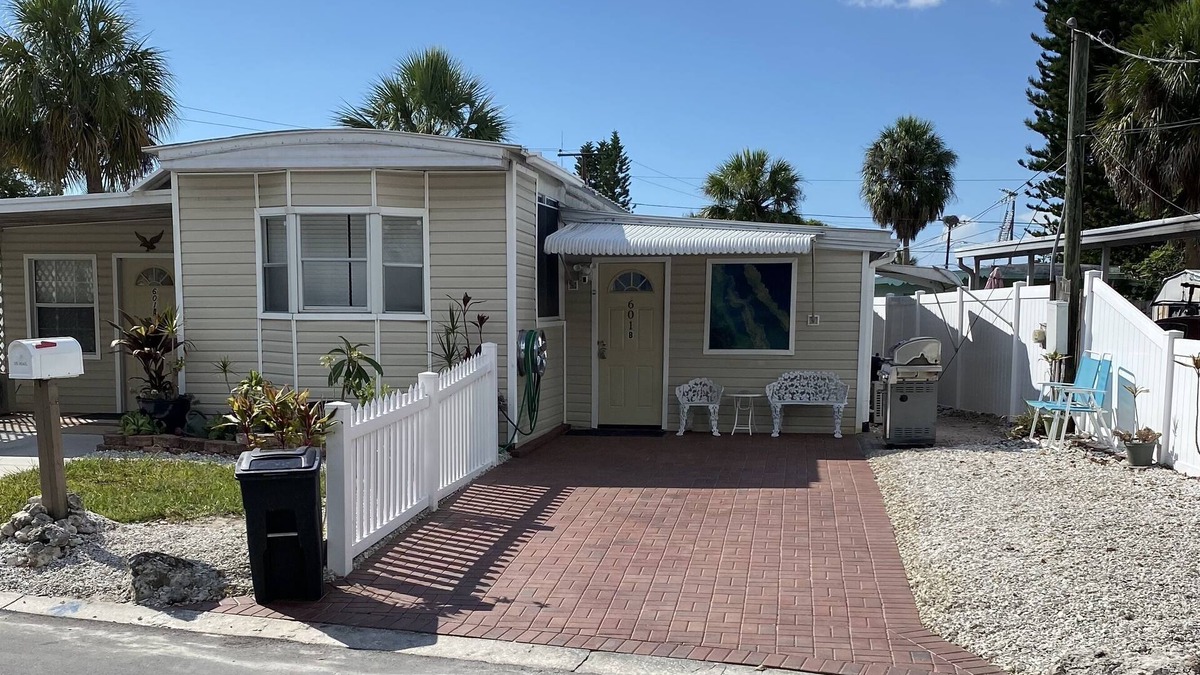 Tarpon Springs Apartment | The Little Efficiency.