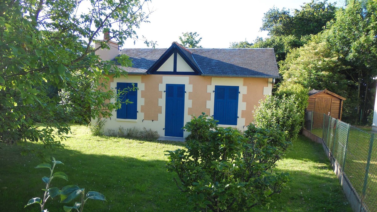 Matignon House | The little house in meadow