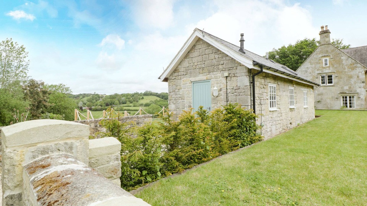 Shaftesbury Cottage | THE LITTLE HOUSE, with a garden in Shaftesbury