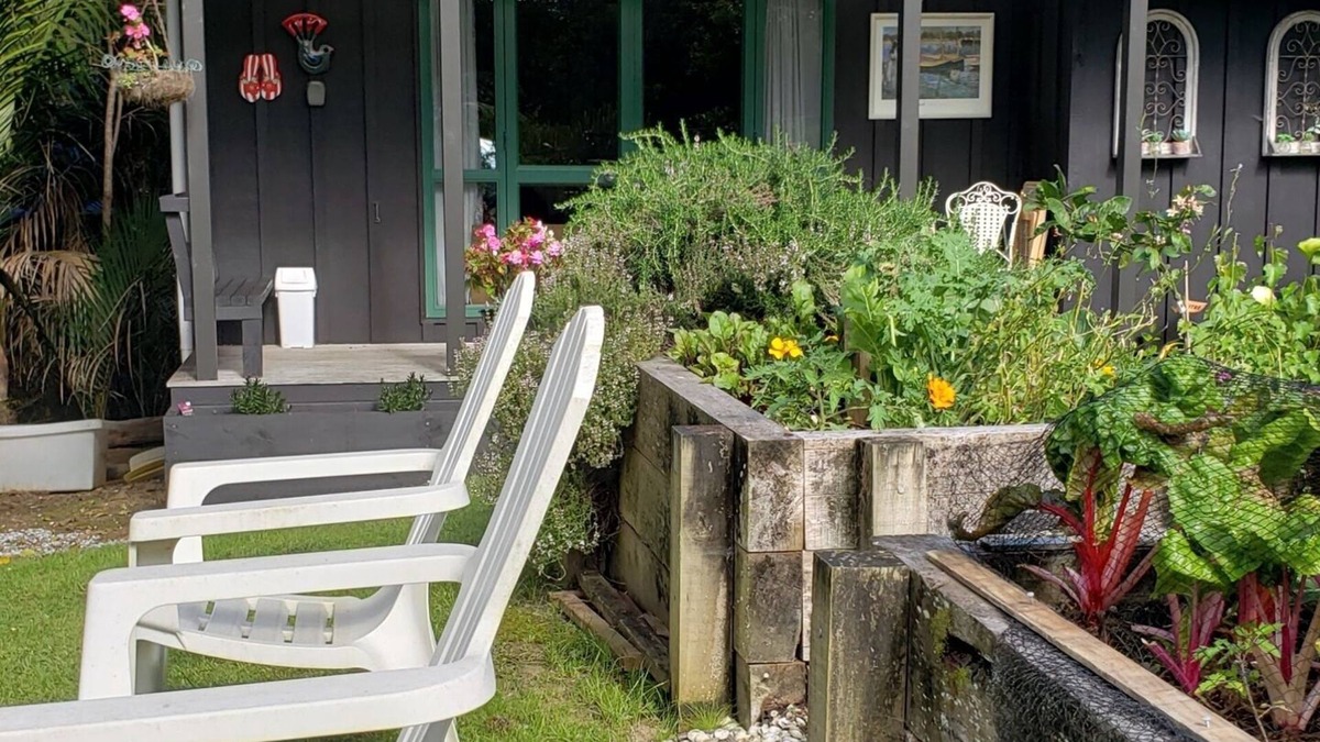 Tawharanui Ski Chalet | THE LITTLE HOUSE BY THE SEA - COASTAL MATAKANA/TAWHARANUI. , DOG FRIENDLY.