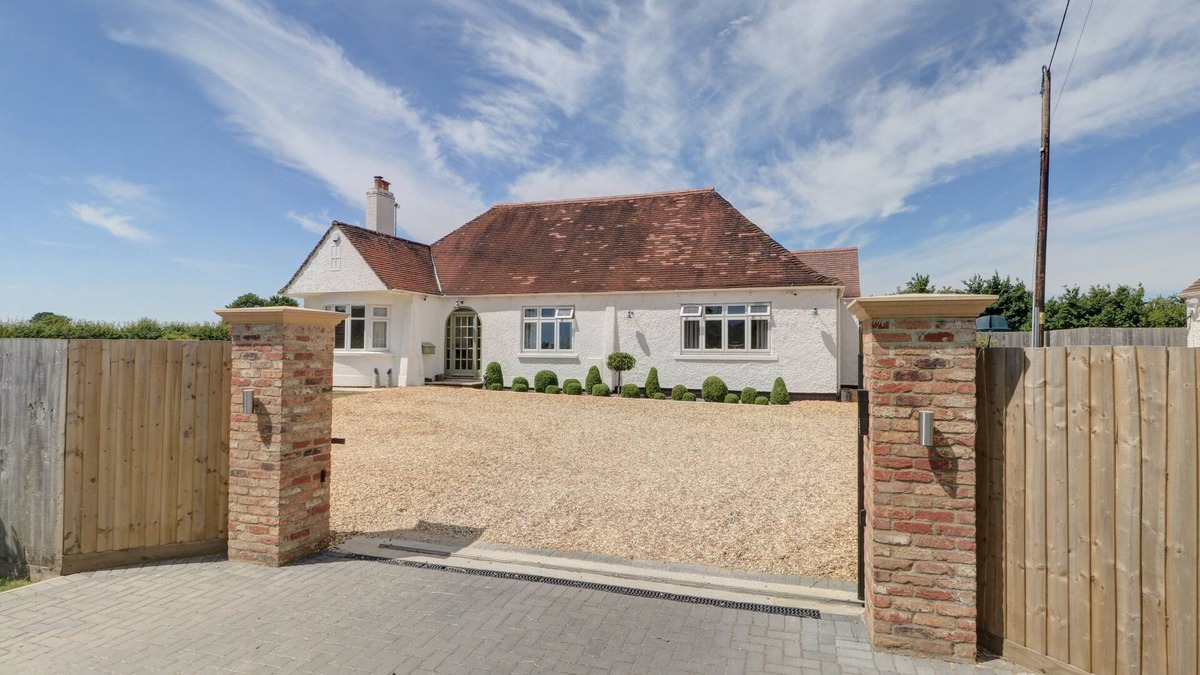 Malmesbury Cottage | THE LITTLE PADDOCK, pet friendly, with hot tub in Malmesbury