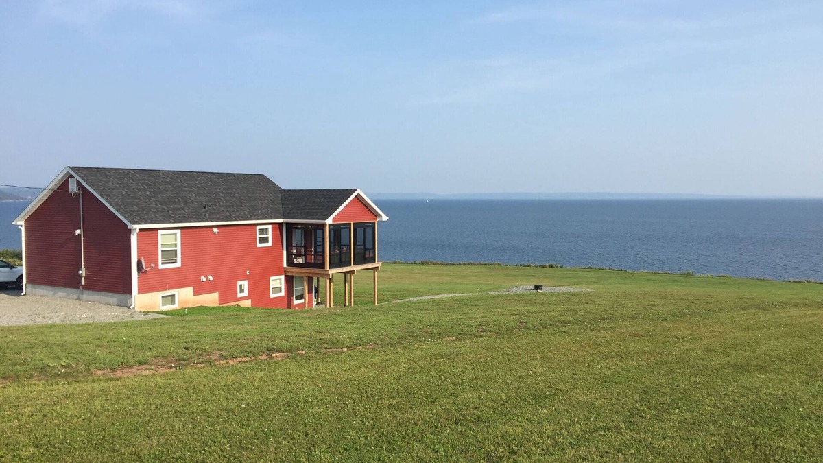 Boularderie House | The Lobster House -Lower Level Unit Only- - 2 BR, Pet Friendly