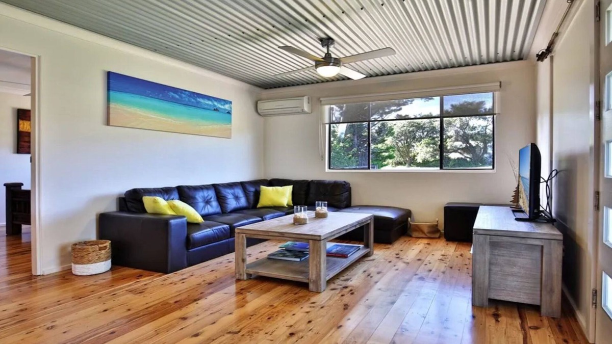 Currarong House | The Lobster Pot – 550m to Warrain Beach