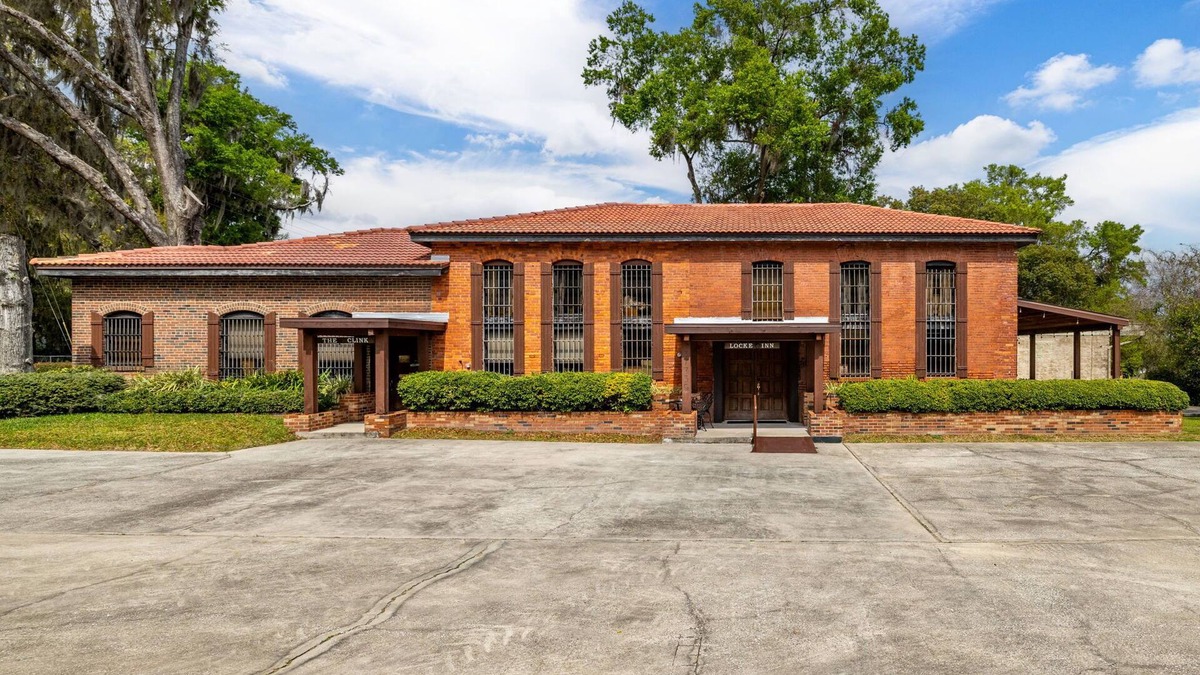 Dade City House | The Locke Inn Suites - Stay in Dade City's historic former jailhouse!