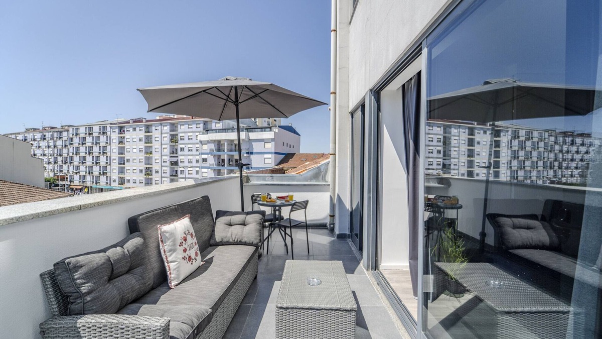 Braga Apartment | The Locomotive Flat by House and People
