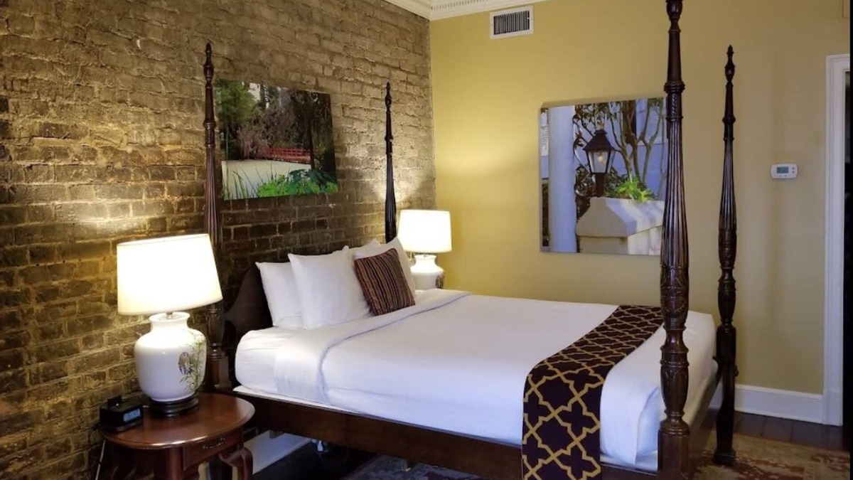 French Quarter Resort | The Lodge Alley Inn in the heart of Charleston!