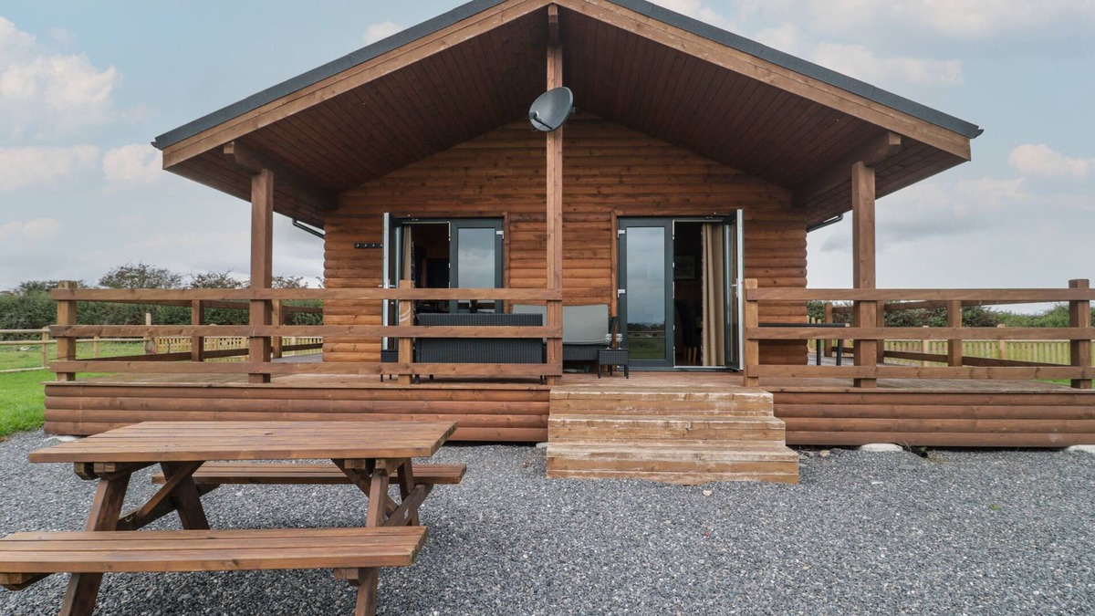 Middlezoy Cottage | THE LODGE AT CROSSROADS FARM, pet friendly in Middlezoy