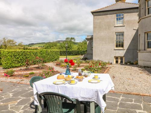 Knockaderry Cross Roads House | The Lodge at Raheengraney House