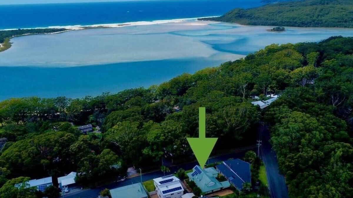Smiths Lake House | The Lodge - Lake/Ocean Views - Pet Friendly