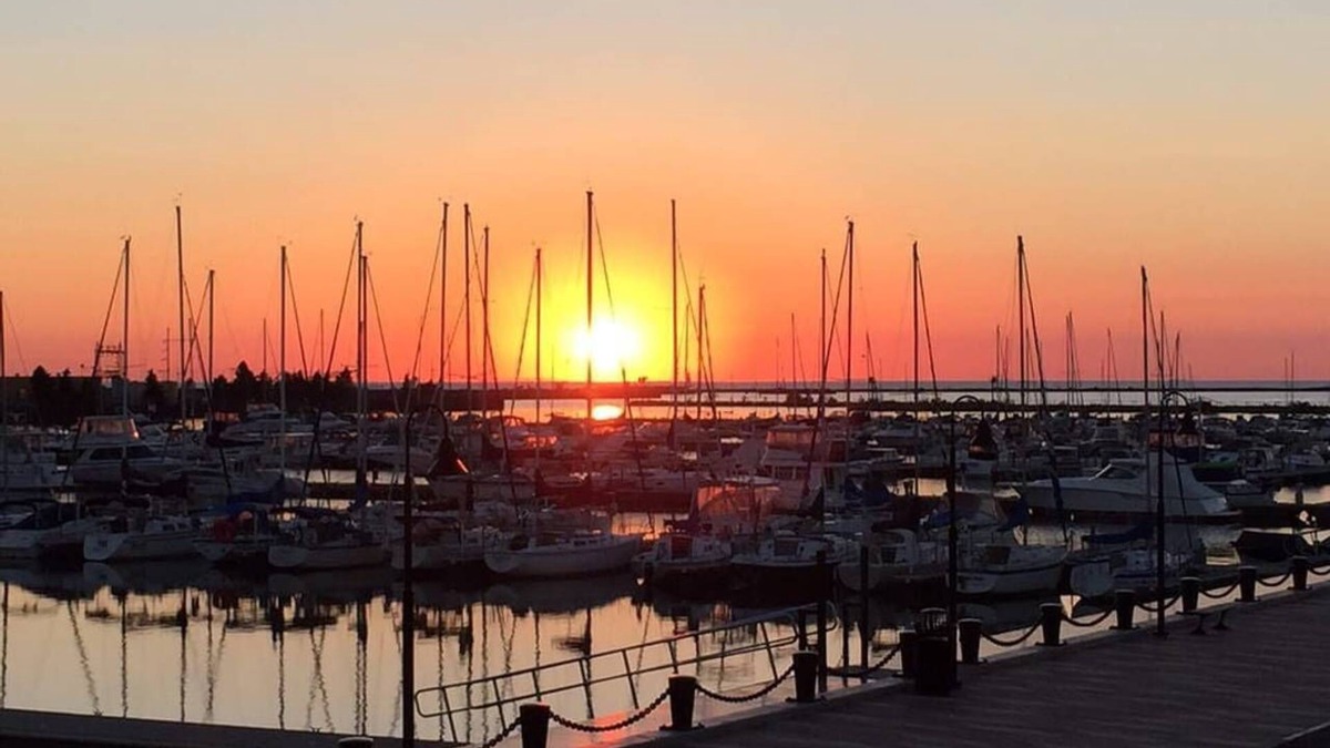 Lorain House | The Lodge on Lakeside - Sleeps 6