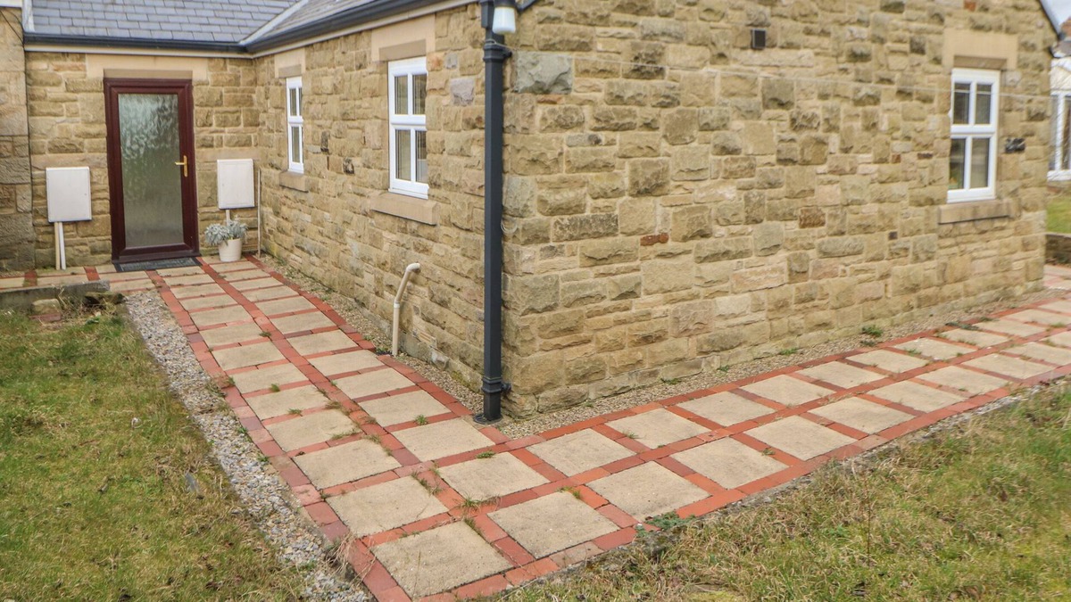 North Bitchburn Cabin | THE LODGE, pet friendly, with a garden in Bishop Auckland