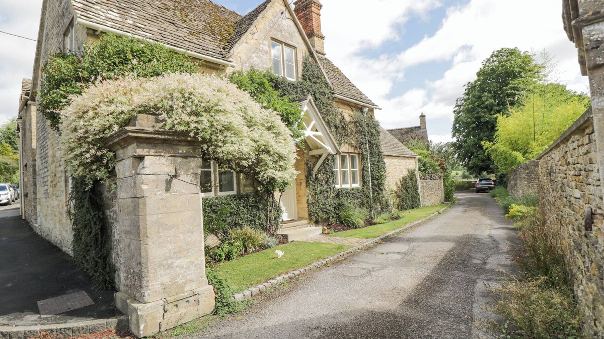 Coln St Aldwyns Cottage | THE LODGE, pet friendly, character holiday cottage in Coln St Aldwyns